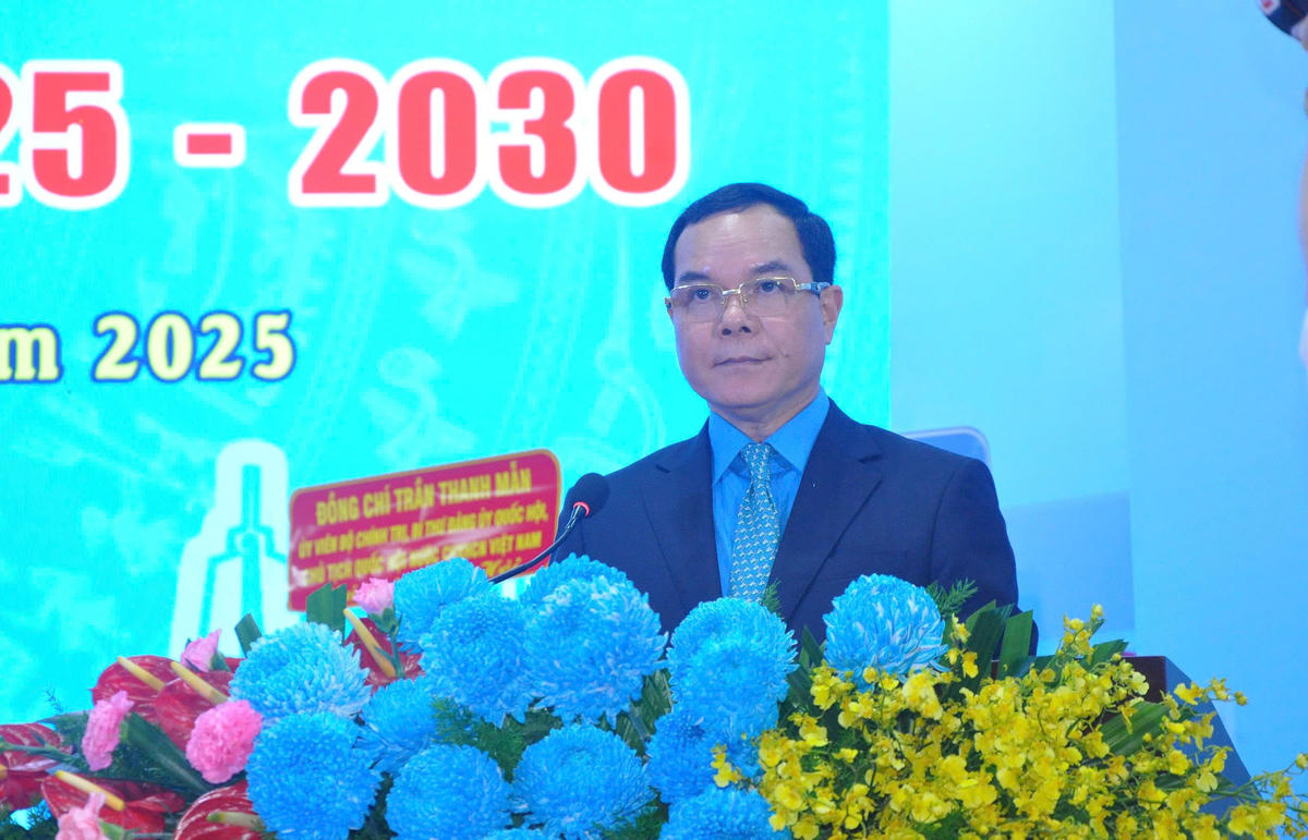 Ông Nguyễn Đình Khang, Ủy viên Ban Chấp hành Trung ương Đảng, Phó Chủ tịch Ủy ban Trung ương MTTQ Việt Nam, Chủ tịch Tổng LĐLĐ Việt Nam phát biểu. Ảnh Văn Dương 