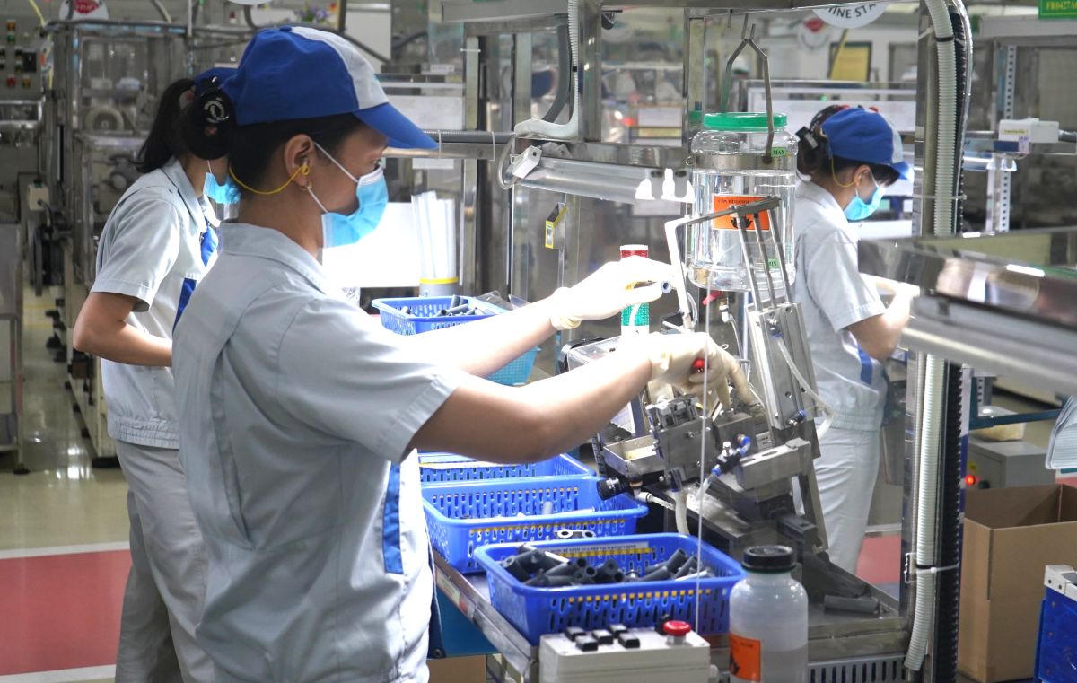 Thống kê từ các doanh nghiệp tại Hải Phòng, mức thưởng bình quân Tết Dương lịch năm nay ước đạt 1.130.000 đồng/người, tăng 160.000 đồng/người so với năm trước. Ảnh: MD.&nbsp;