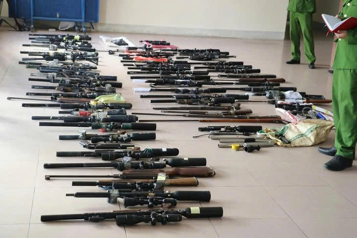 Đối tượng Lê Thanh Hưng cùng tang vật vụ án tại cơ quan Công an. Ảnh: Công an Nghệ An.