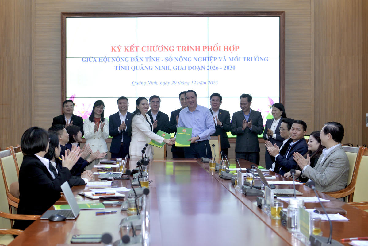 Lãnh đạo Hội Nông dân tỉnh Quảng Ninh và lãnh đạo Sở Nông nghiệp và Môi trường tỉnh Quảng Ninh ký kết&nbsp;Chương trình phối hợp giai đoạn 2026 – 2030.