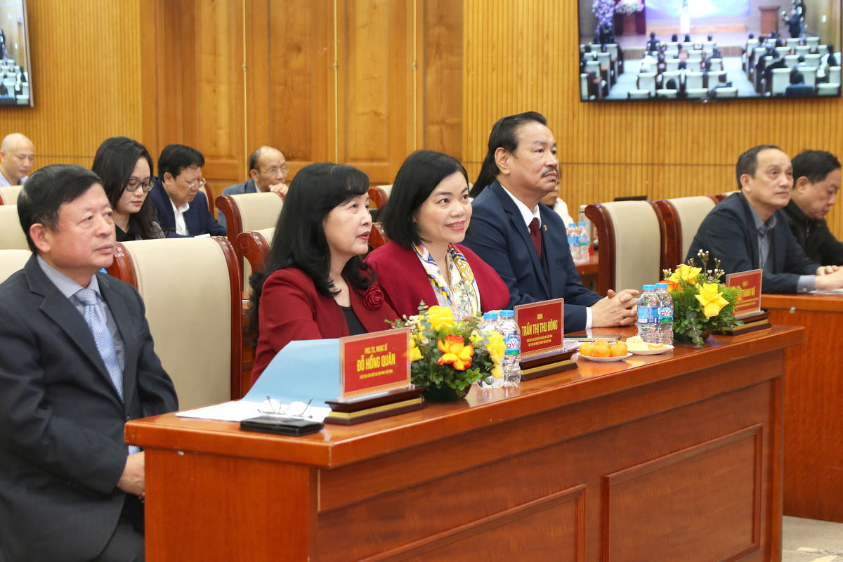 Đại biểu tham dự buổi lễ.