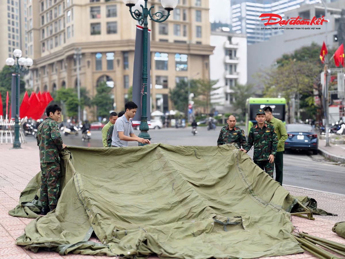 Lực lượng quân đội đã bắt đầu lắp đặt các điểm bắn pháo hoa tại Hồ Tây.
