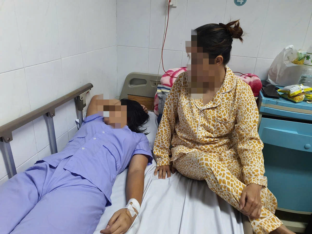 Người nhà chăm sóc học sinh bị đánh hội đồng tại bệnh viện. Ảnh: CV.