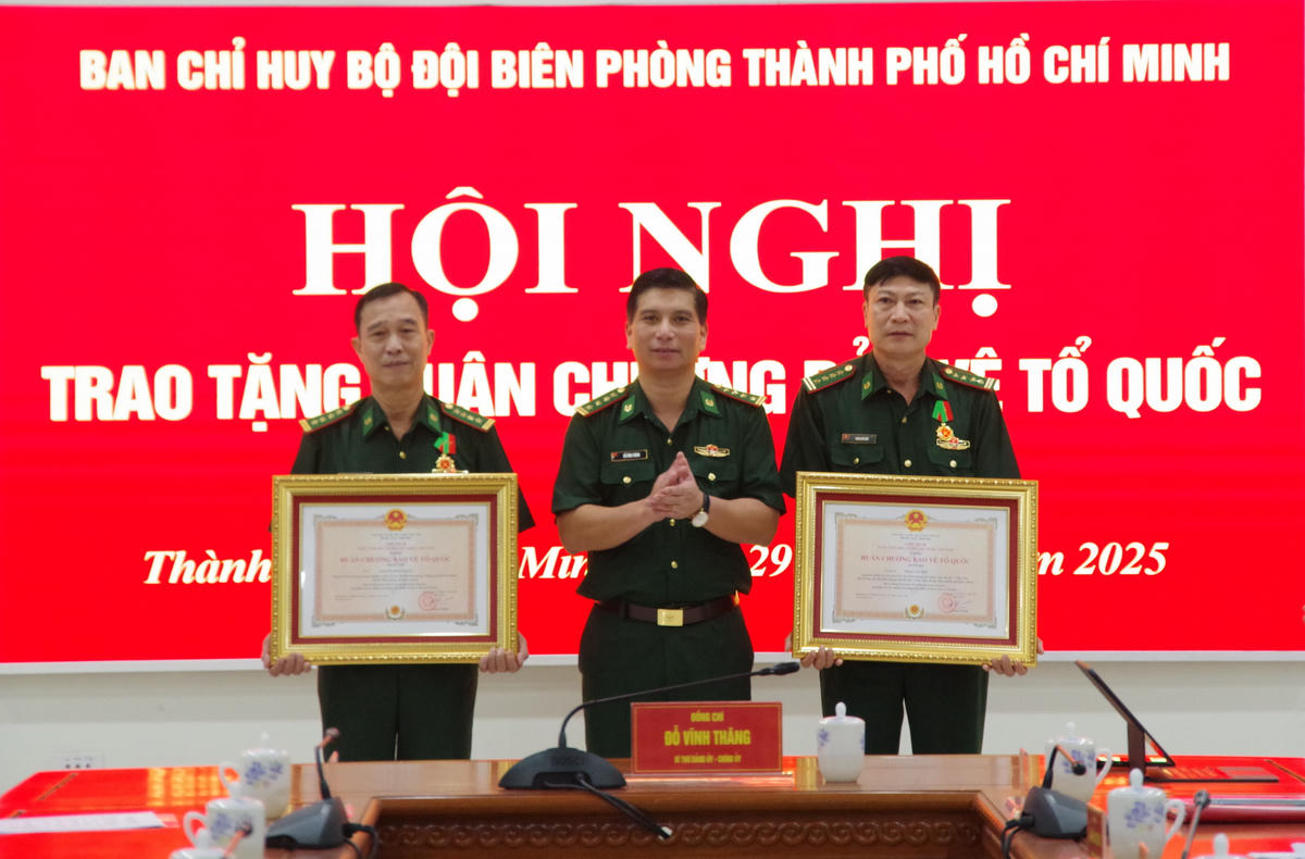 Quang cảnh lễ trao tặng. Ảnh: Văn Danh.