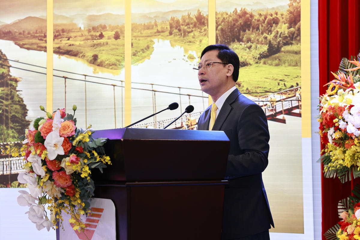 Ông Chu Quang Hào, Tổng Giám đốc Tổng công ty Bưu điện Việt Nam trình bày báo cáo kết quả sản xuất kinh doanh năm 2025 và định hướng triển khai kế hoạch năm 2026