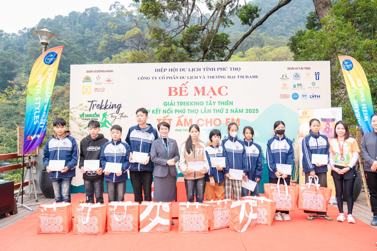 Ban Tổ chức đã trao 20 suất quà Tết cho các em nhỏ có hoàn cảnh gia đình khó khăn tại địa phương. Ảnh CTV