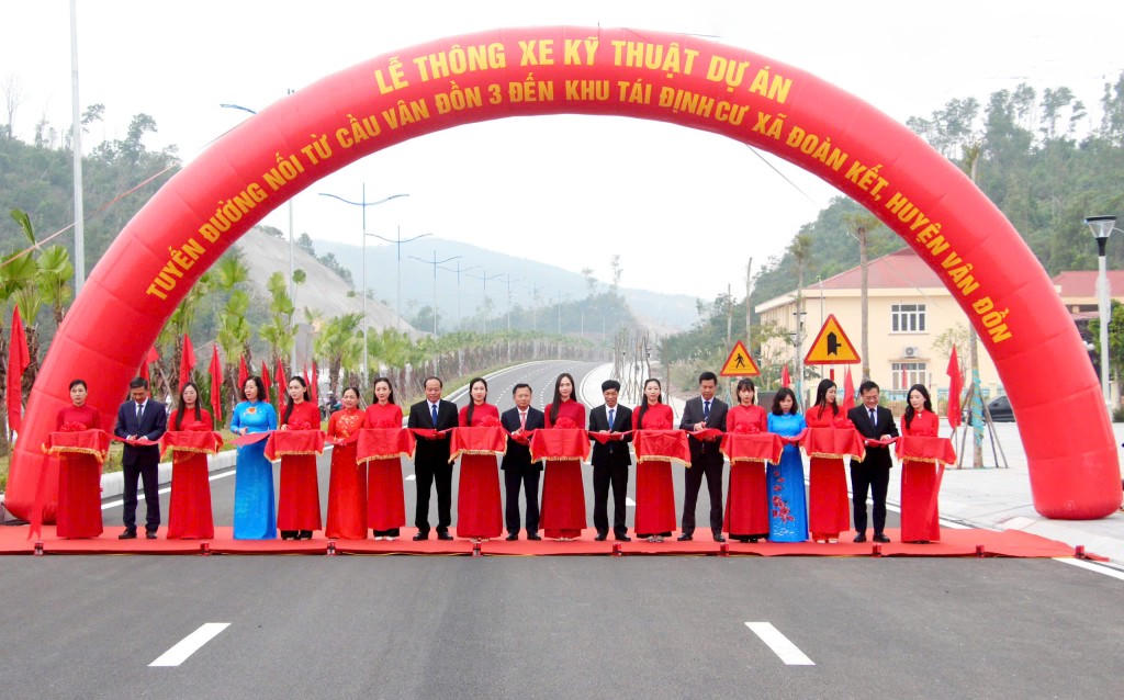 Các đại biểu cắt băng thông xe kỹ thuật dự án tuyến đường nối cầu Vân Đồn 3 đến khu tái định cư Đoàn Kết. Ảnh: QMG.