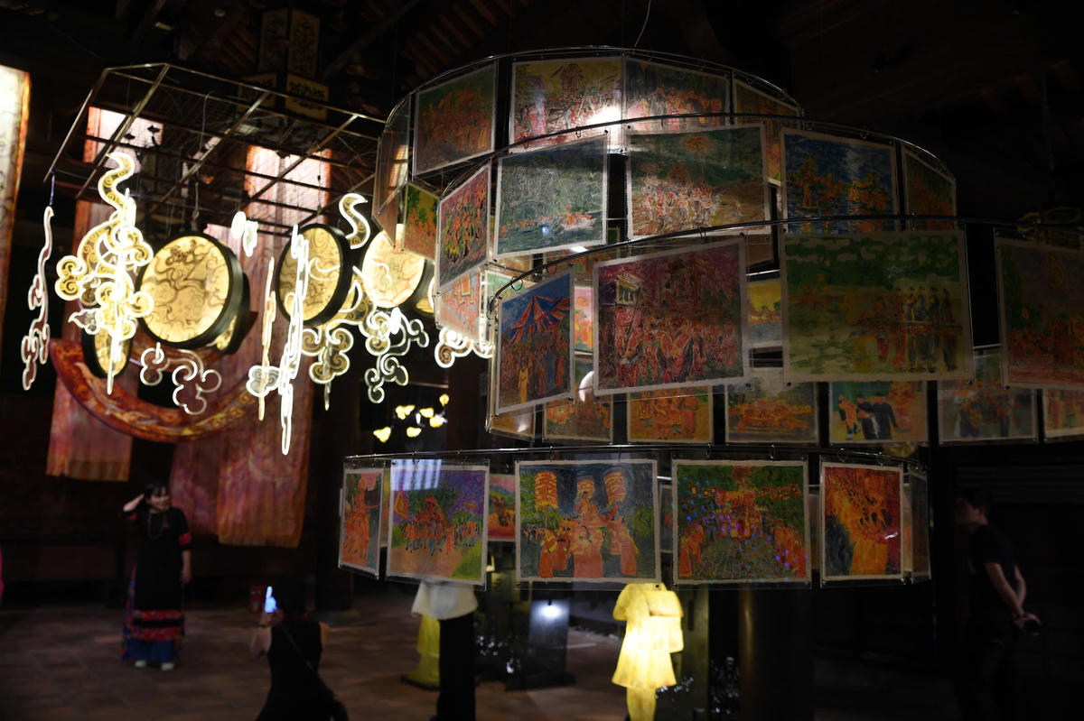 
Triển lãm do nhóm nghệ thuật Dấu xưa Văn hiến thực hiện – một tập hợp nghệ sĩ nhiều năm đồng hành cùng Văn Miếu – Quốc Tử Giám bằng tinh thần sáng tạo nghiêm cẩn, tôn trọng di sản. Ảnh: Phạm Sỹ.