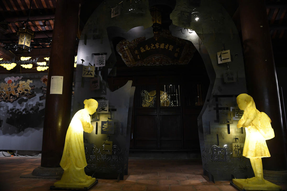 “Đạo học ngàn năm” không chỉ là một không gian trưng bày nghệ thuật, mà còn là lời mời gọi công chúng cùng chiêm nghiệm về giá trị của tri thức, đạo lý và trách nhiệm của con người hôm nay đối với di sản cha ông. Ảnh: Phạm Sỹ.