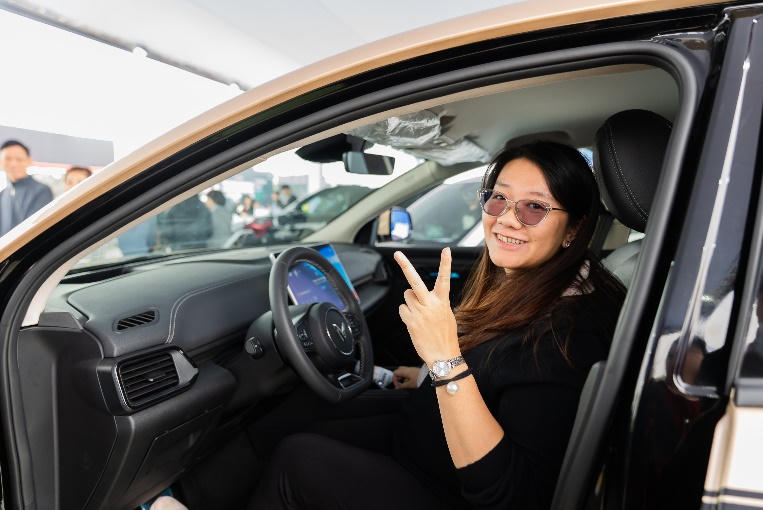 Khách hàng hào hứng trải nghiệm các dòng xe VinFast.