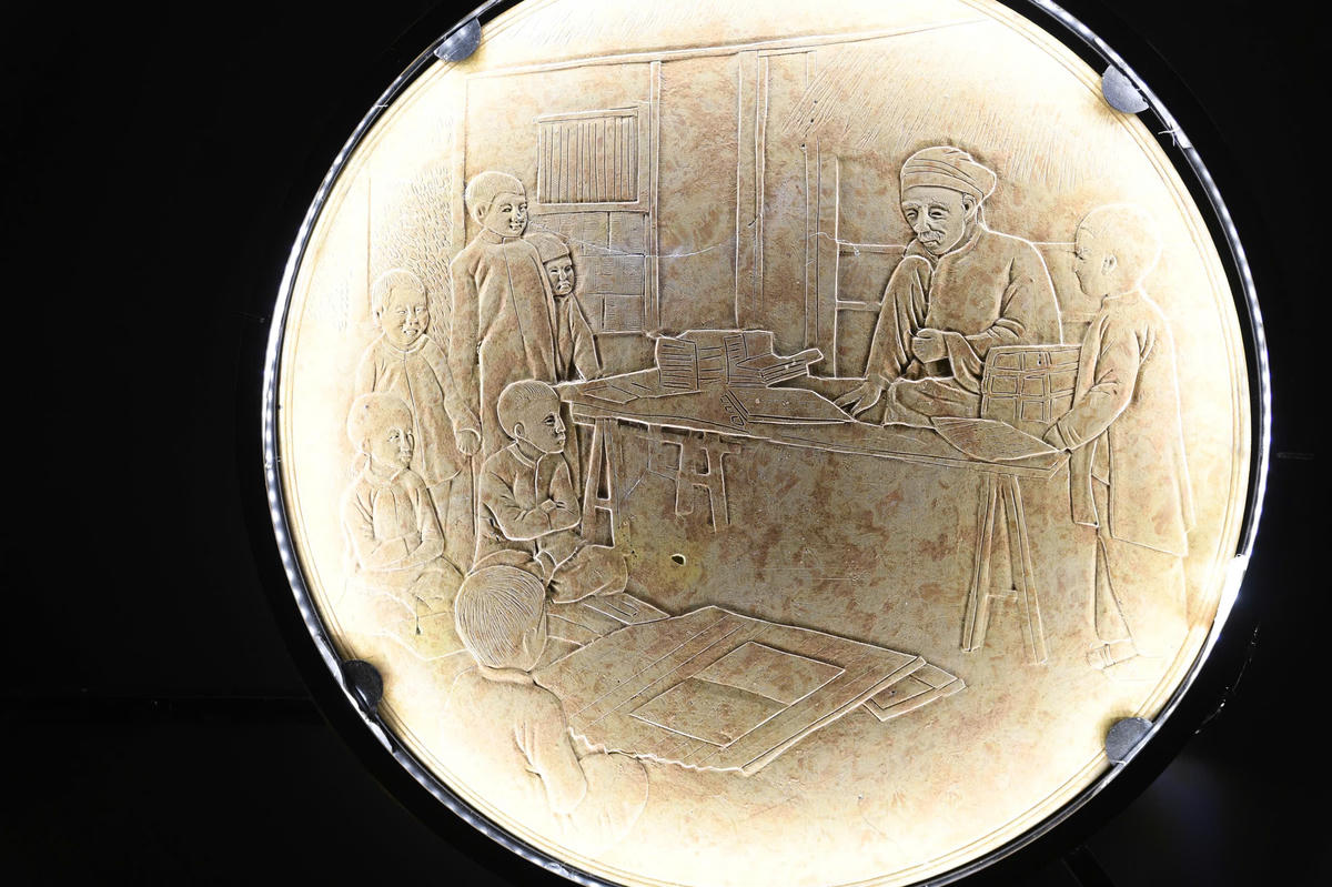 Triển lãm khai thác hai mạch nội dung song hành: đạo học – khoa cử – hiền tài và lễ hội Thăng Long – đời sống tinh thần của kinh kỳ xưa, tạo nên sự đan xen giữa tính nghiêm cẩn của học đạo và không khí rộn ràng, ấm áp của văn hóa dân gian. Ảnh: Phạm Sỹ.