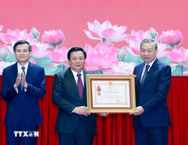 Tổng Bí thư Tô Lâm trao Huân chương Lao động Hạng Nhất tặng Học viện Chính trị Quốc gia Hồ Chí Minh. (Ảnh: Thống Nhất/TTXVN)