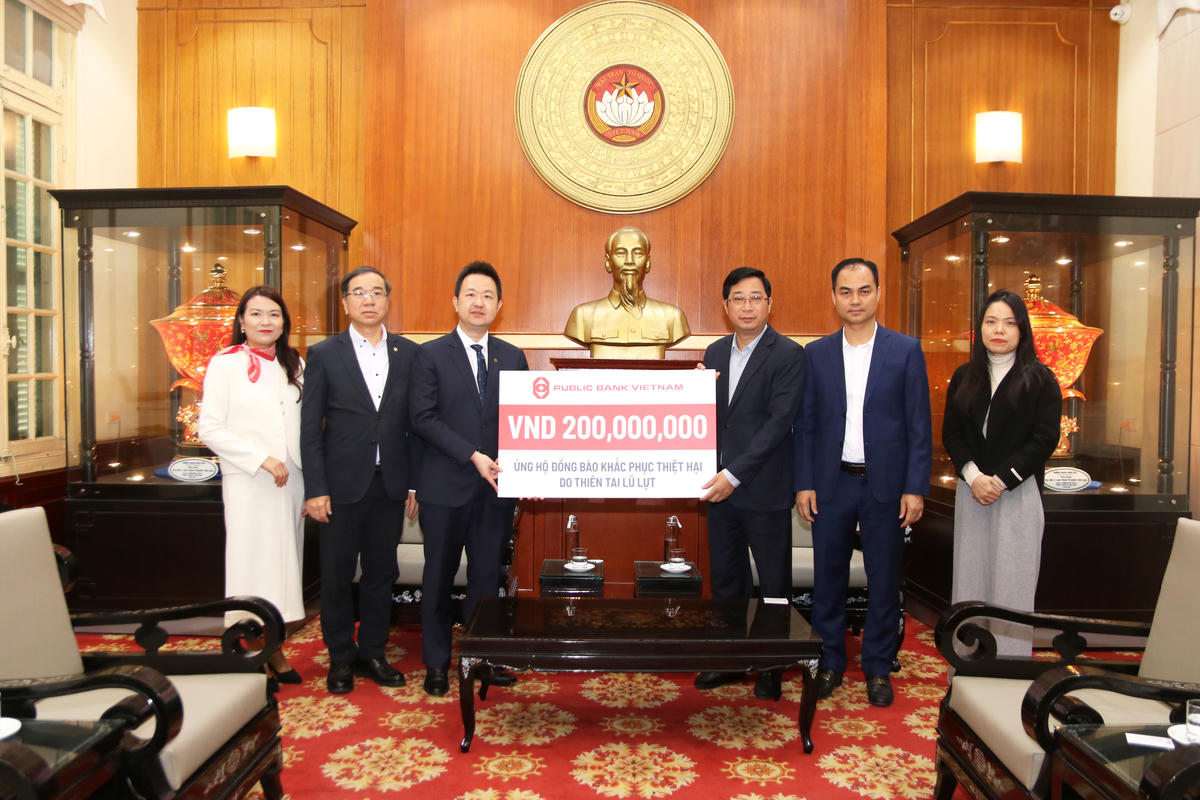 Public Bank Việt Nam trao ủng hộ tới&nbsp;UBTƯ MTTQ Việt Nam.
