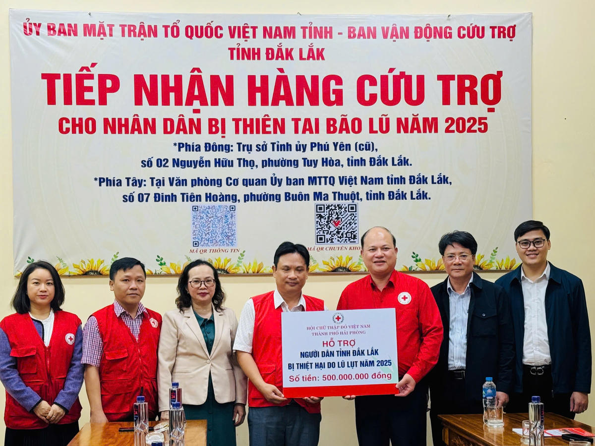 Hội Chữ thập đỏ Việt Nam thành phố Hải Phòng trao tặng 500 triệu đồng cho người dân tỉnh Đắk Lắk bị thiệt hại do lũ lụt năm 2025. Ảnh: CTV.&nbsp;