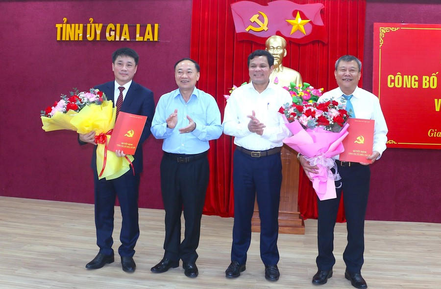 Bí thư Tỉnh ủy Gia Lai Thái Đại Ngọc (thứ 2 từ trái sang) trao quyết định, tặng hoa chúc mừng cho ông Huỳnh Quốc Huy (bên trái) và Thái Thanh Bình. Ảnh: CV.