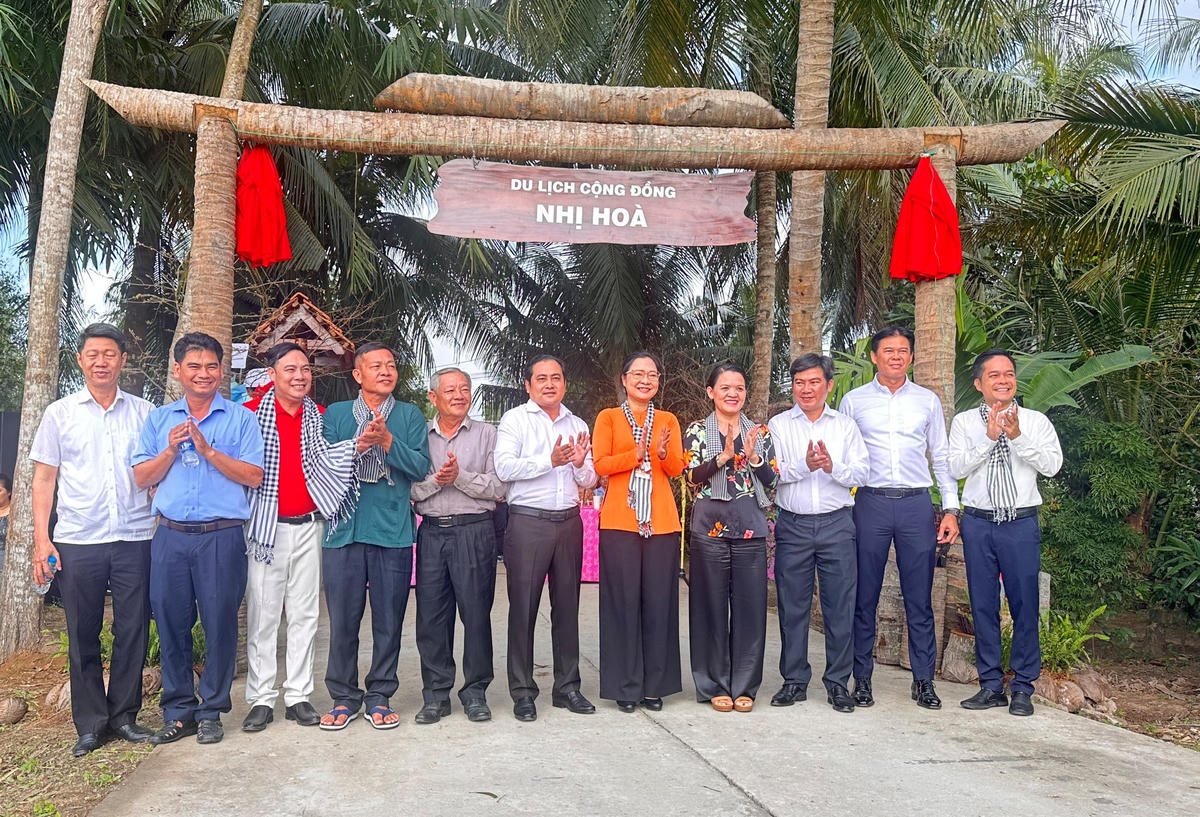 Phó Chủ tịch UBND tỉnh Vĩnh Long Nguyễn Thị Quyên Thanh (thứ 5 từ phải sang) tại buổi ra mắt mô hình du lịch nông thôn ấp Nhị Hòa. (Ảnh: Trung Ngãi).