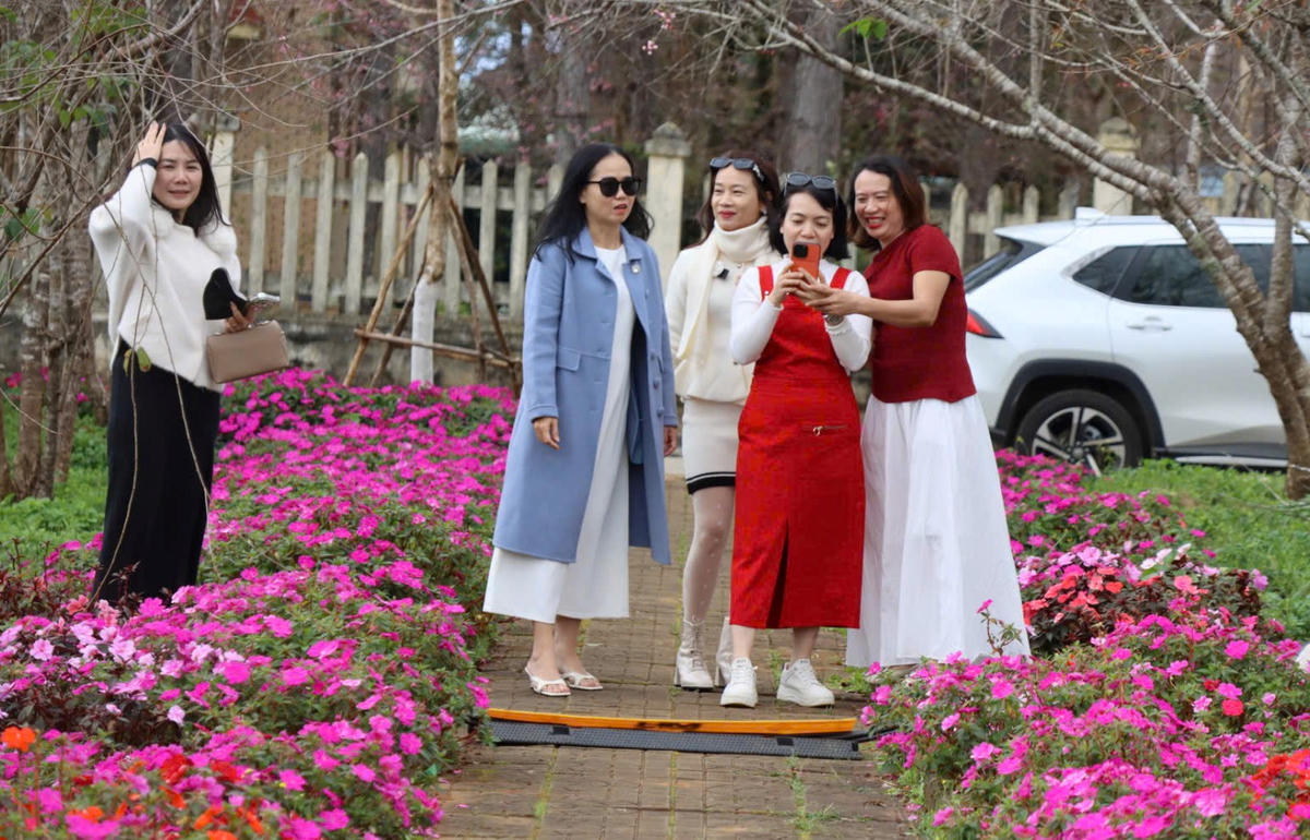 Du khách check in ở xã Măng Đen. Ảnh: CV.