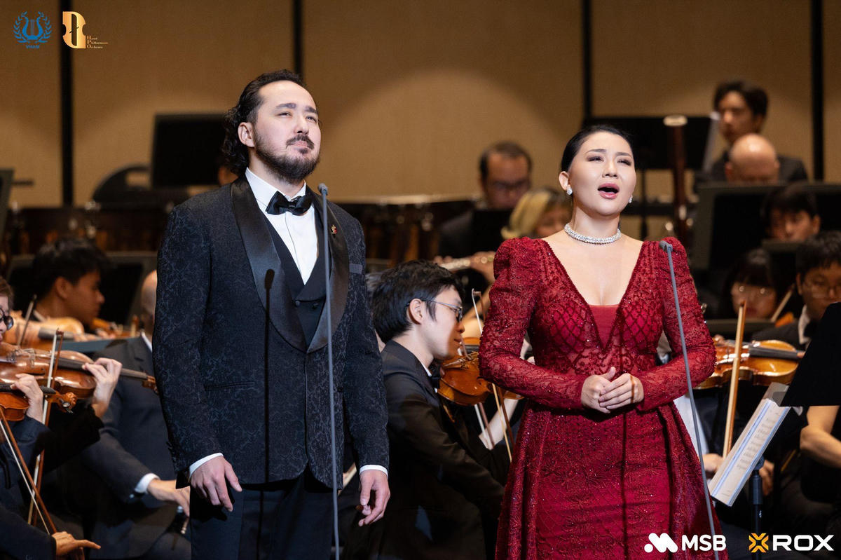 Hai nghệ sĩ khách mời Nazym Sagyntay và Rassul Zharmagambetov thăng hoa trong New Year Concert 2026