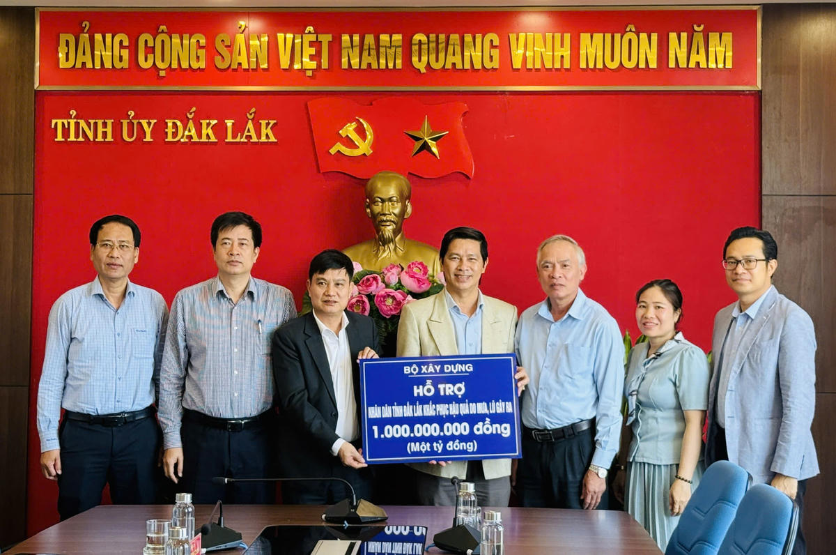 Ông Phạm Văn Bảy – Tỉnh ủy viên, Phó Chủ tịch Ủy ban MTTQ Việt Nam tỉnh Đắk Lắk tiếp nhận nguồn tài trợ. Ảnh: MT.