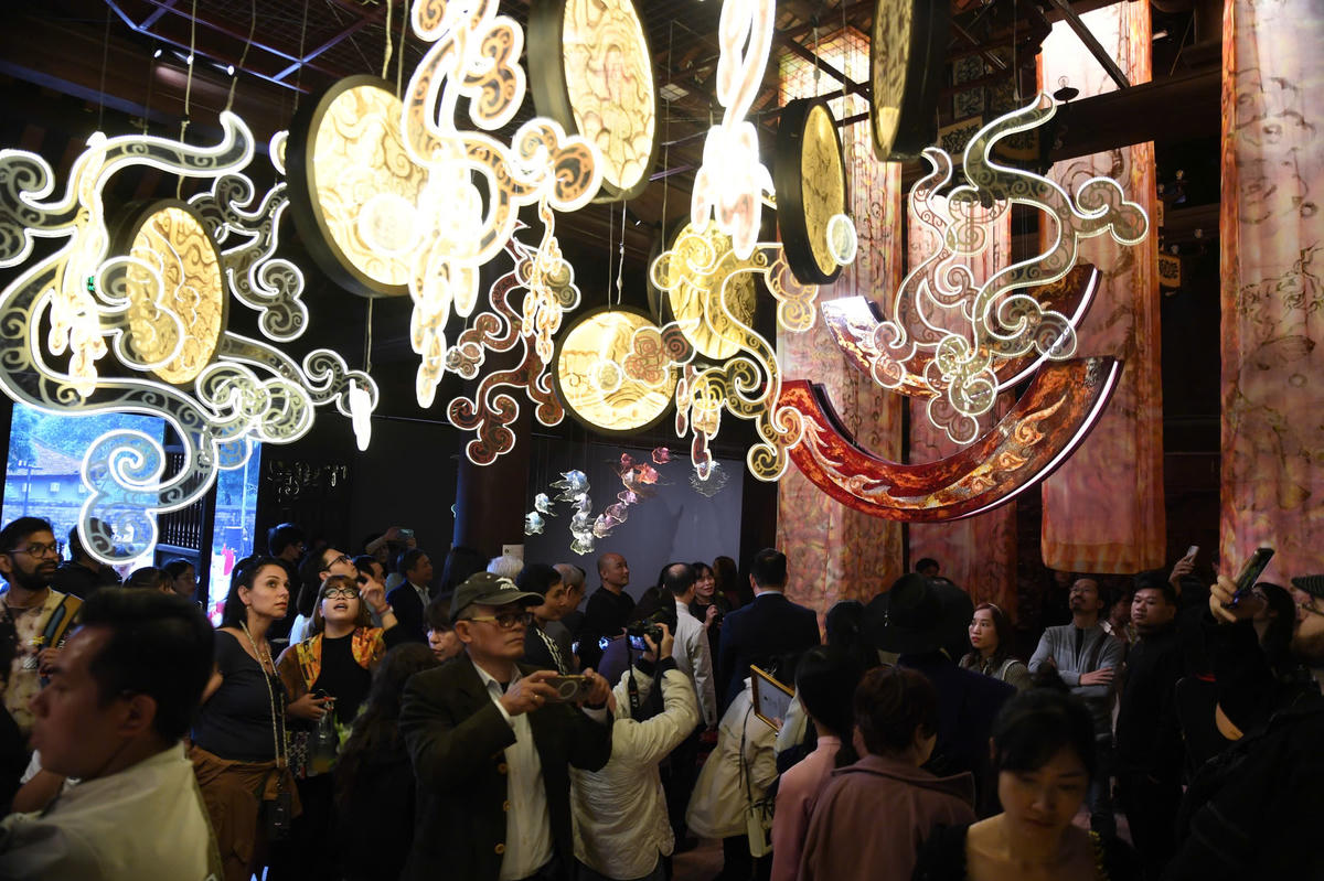 Triển lãm đã thu hút đông đảo công chúng và người yêu nghệ thuật. Ảnh: Phạm Sỹ.