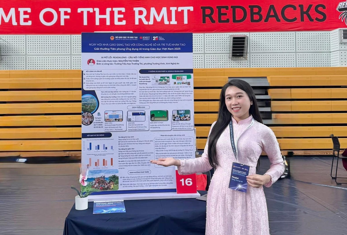 Cô giáo Nguyễn Thị Thiện giới thiệu về giải pháp ReadAlong - cầu nối tiếng Anh cho học sinh vùng núi. Ảnh: NVCC.