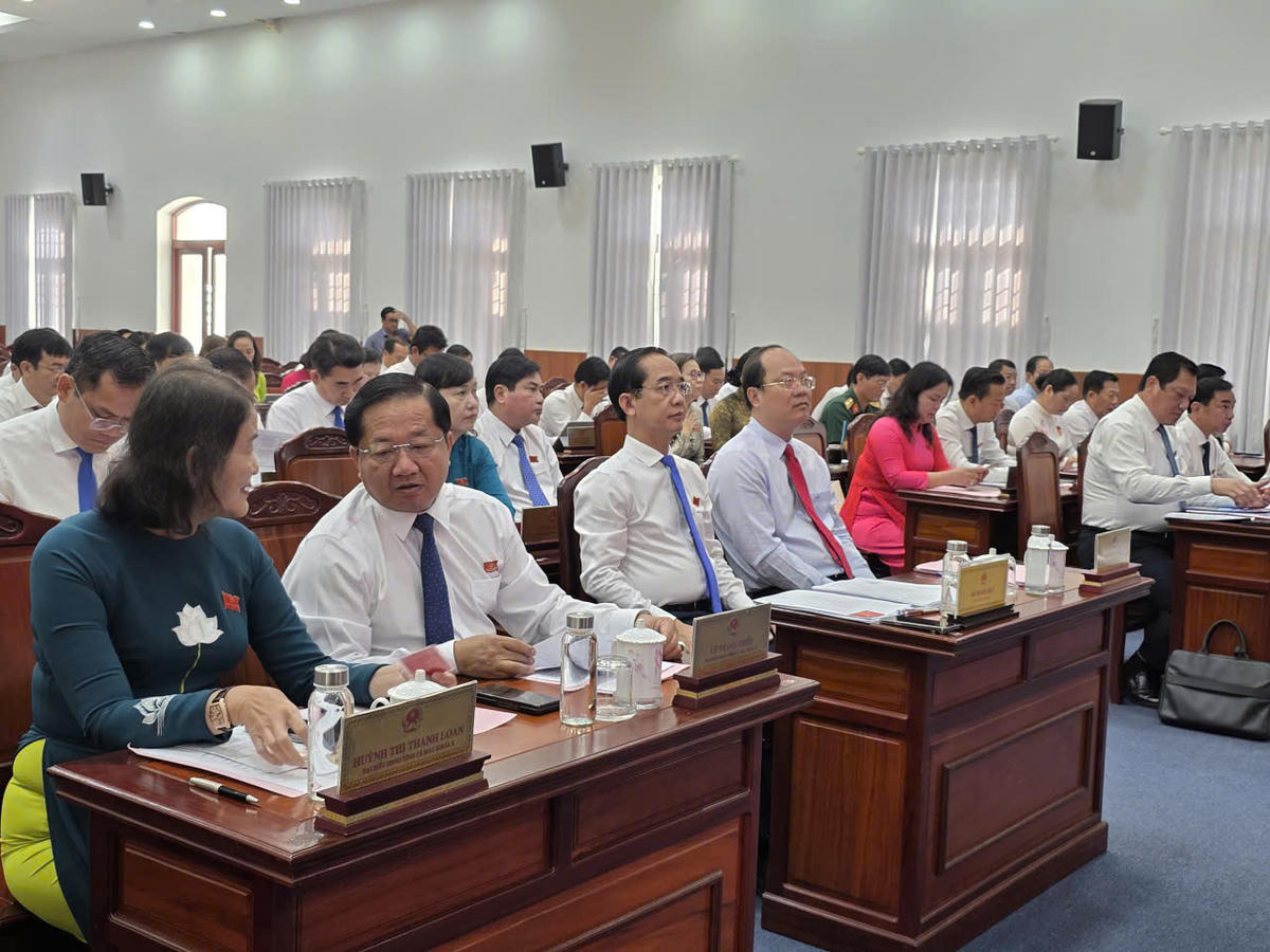 Lãnh đạo tỉnh tham dự kỳ họp. Ảnh: Nguyên Du