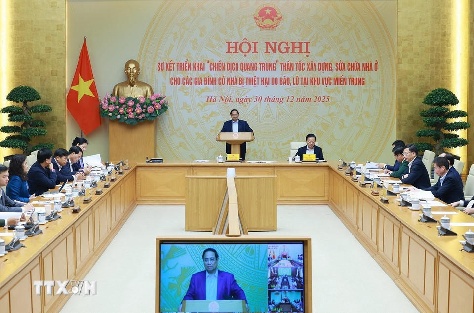 Thủ tướng Phạm Minh Chính chủ trì Hội nghị sơ kết triển khai “Chiến dịch Quang Trung” xây dựng nhà ở cho nhân dân có nhà bị thiệt hại do bão, lũ tại khu vực miền Trung. (Ảnh: Dương Giang/TTXVN)