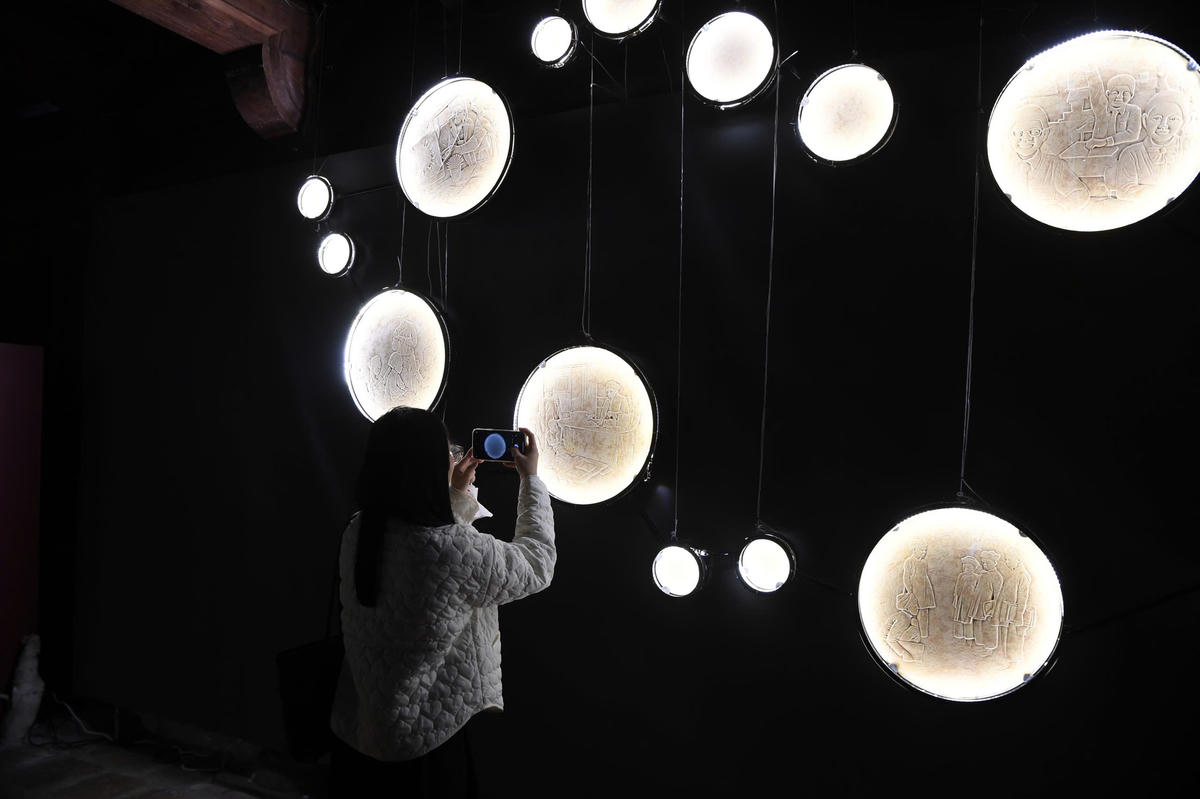 Thông qua triển lãm, Văn Miếu – Quốc Tử Giám tiếp tục khẳng định vai trò của mình như một không gian văn hóa – giáo dục – sáng tạo, nơi di sản được tiếp nối bằng cảm hứng, sự đồng hành và trách nhiệm của cộng đồng trong cuộc sống đương đại. Ảnh: Phạm Sỹ.