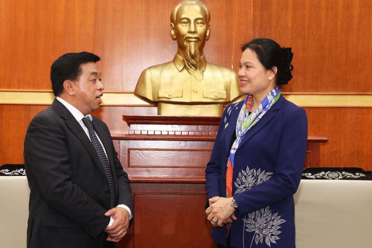 Phó Chủ tịch Hà Thị Nga trao đổi, lắng nghe chia sẻ về tình hình cộng đồng người Việt Nam tại Liên bang Nga.