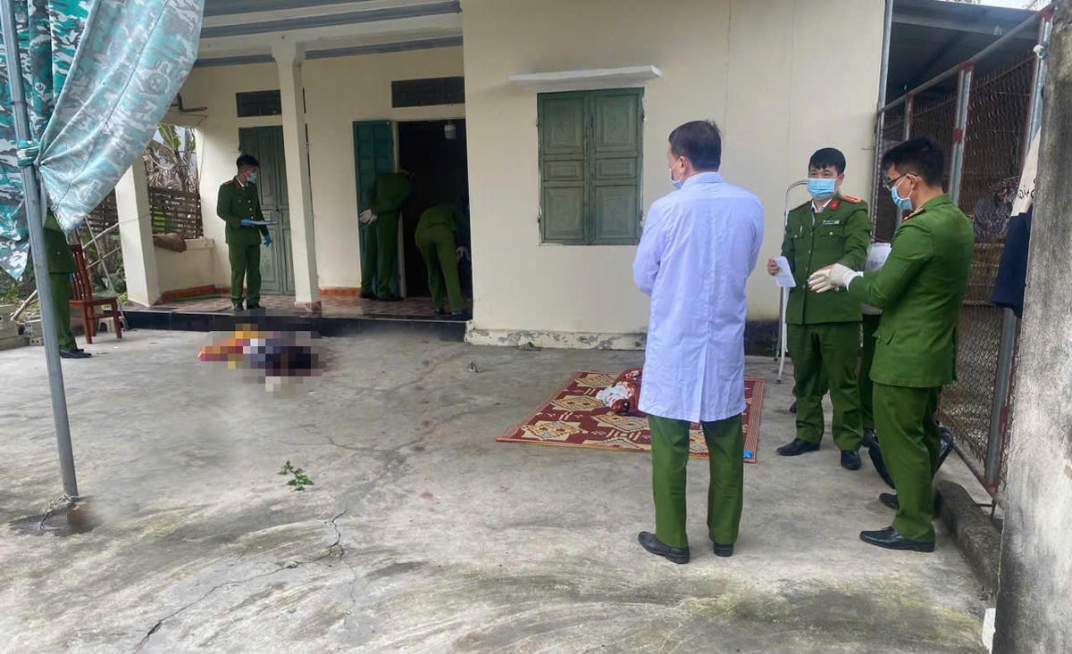 Công an tỉnh Thanh Hóa khám nghiệm hiện trường vụ án. Ảnh: CATH