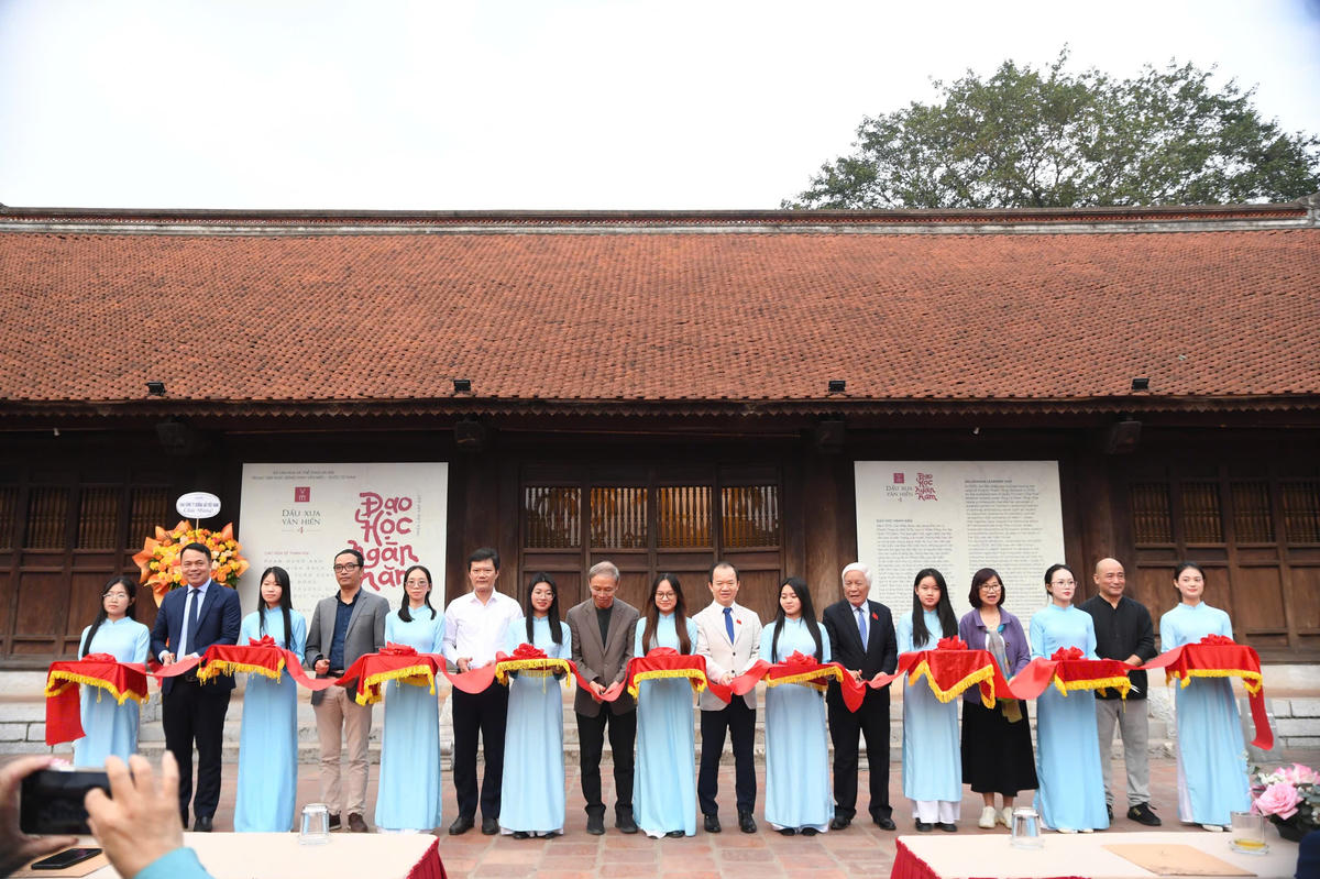 Các đại biểu cắt băng khai mạc triển lãm triển nghệ thuật “Đạo học ngàn năm”. Ảnh: Phạm Sỹ.

