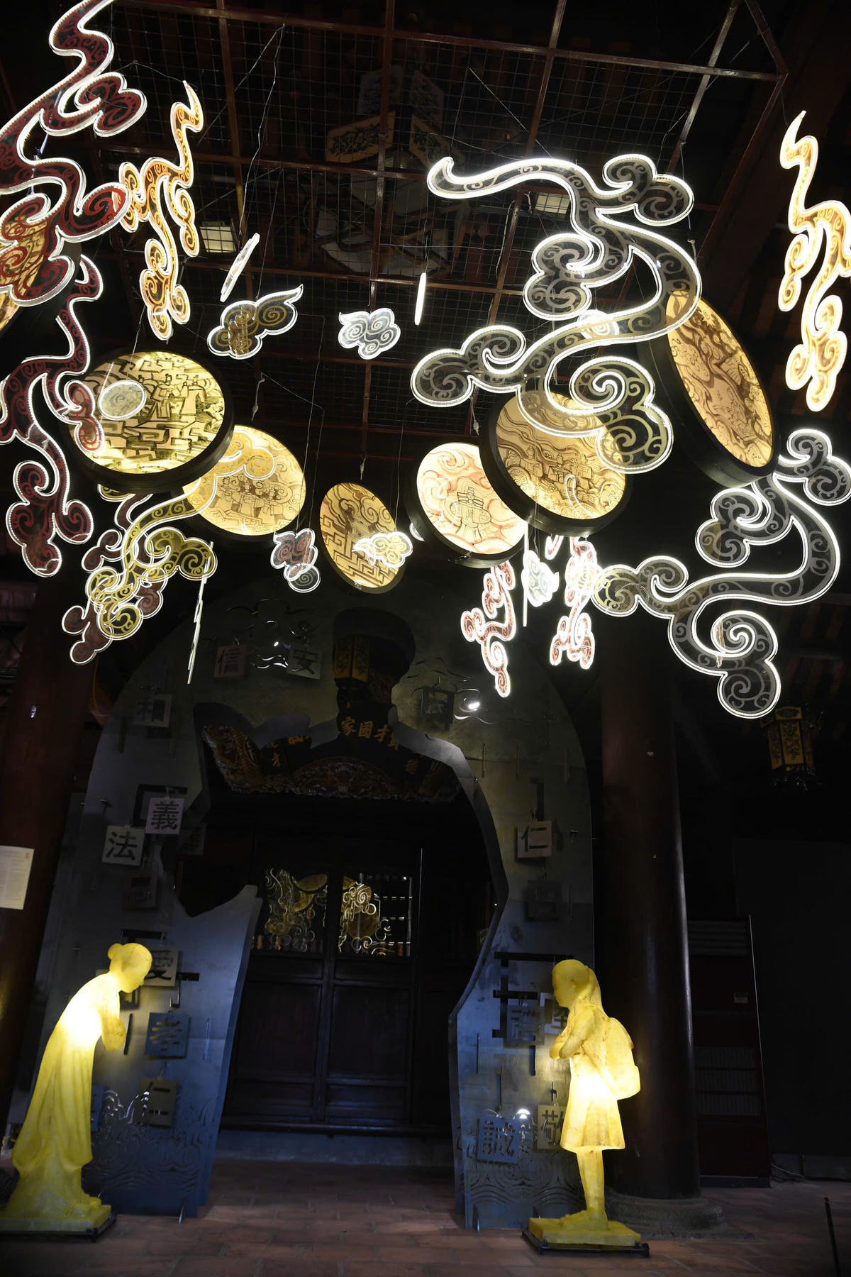 Không gian trưng bày được triển khai qua ba nội dung chính gồm: Không gian “Đạo học của người xưa”, giới thiệu các sáng tác về việc học hành, thi cử, đỗ đạt; Hình tượng thầy – trò"; các biểu tượng của tri thức, đạo lý và văn hóa; hành trình tu dưỡng, đem tài năng phụng sự đất nước, giúp dân của các bậc hiền nhân. Ảnh: Phạm Sỹ.