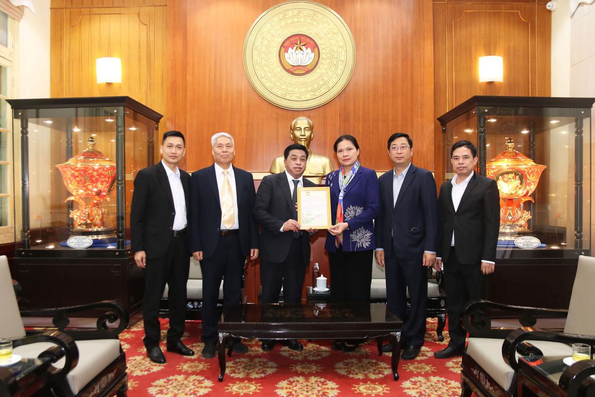 Phó Chủ tịch Hà Thị Nga trao Thư cảm ơn cho Liên hiệp các tổ chức người Việt Nam tại Liên bang Nga.