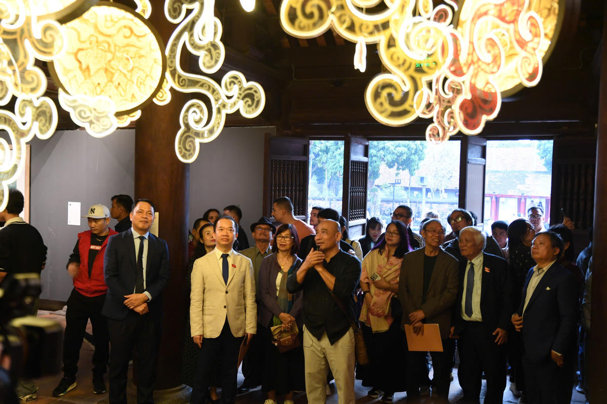 Các đại biểu và công chúng tham quan triển lãm. Ảnh: Phạm Sỹ.