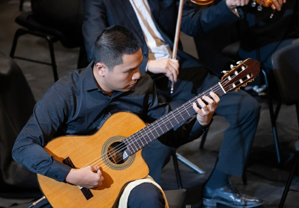 Phần trình diễn guitar đầy cảm xúc của nghệ sĩ Hoàng Tùng.