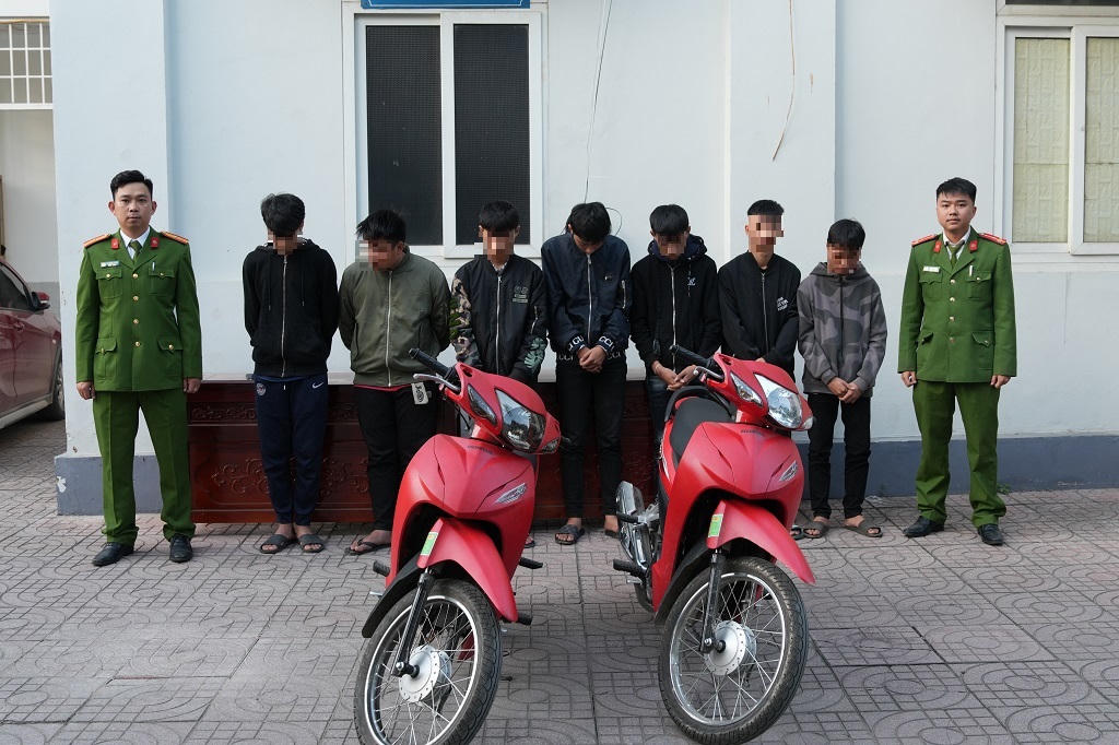 N.H.T., T.A.T. và N.A.T. (từ trái sang) cùng tang vật tại Cơ quan Công an. Ảnh: Công an tỉnh Nghệ An