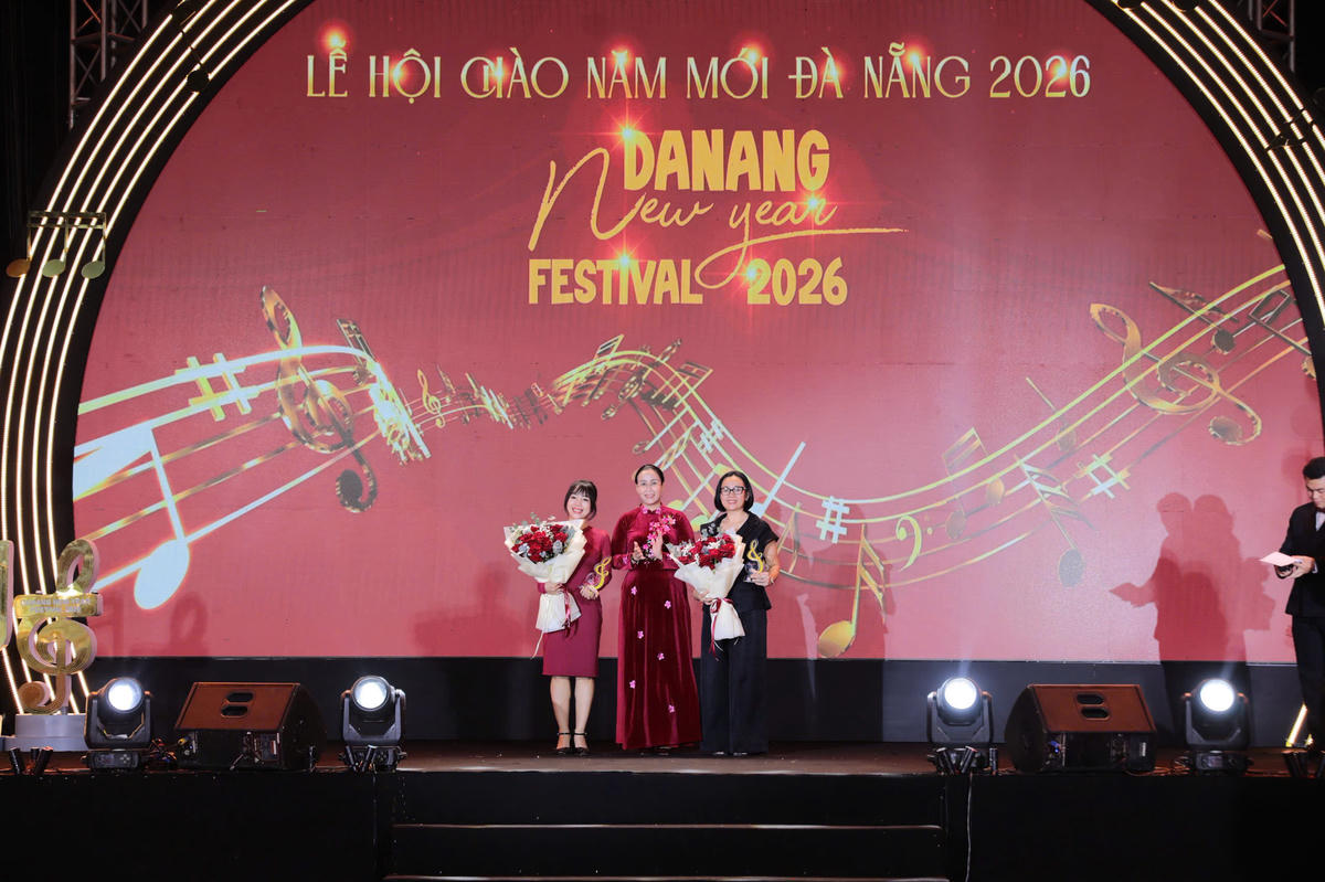 Bà Nguyễn Thị Anh Thi, Phó Chủ tịch UBND thành phố (giữa) tặng hoa cảm ơn 2 nhà tài trợ chính là AHT và Sun Group. Ảnh: Nguyễn Tú.