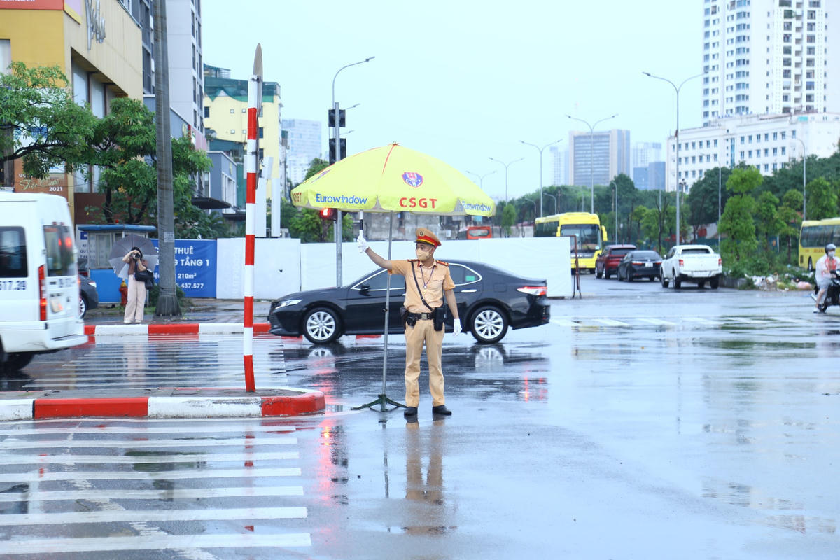 CSGT Hà Nội phân luồng giao thông.