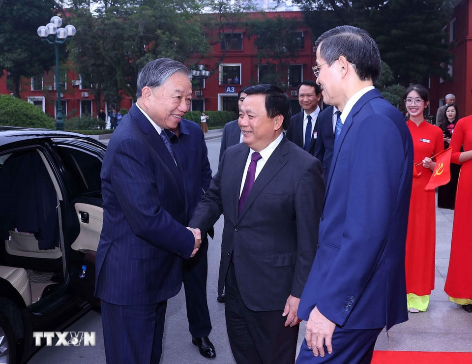Ban Lãnh đạo Học viện Chính trị quốc gia Hồ Chí Minh đón Tổng Bí thư Tô Lâm đến dự. (Ảnh: Văn Điệp/TTXVN)