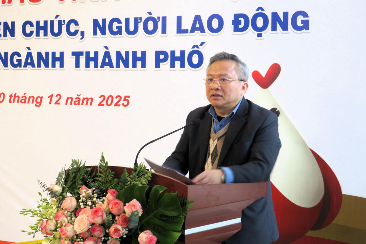 Ông Trần Quốc Trinh, Phó Giám đốc Sở Y tế Hải Phòng, Phó Trưởng Ban Chỉ đạo Vận động hiến máu tình nguyện thành phố phát biểu.