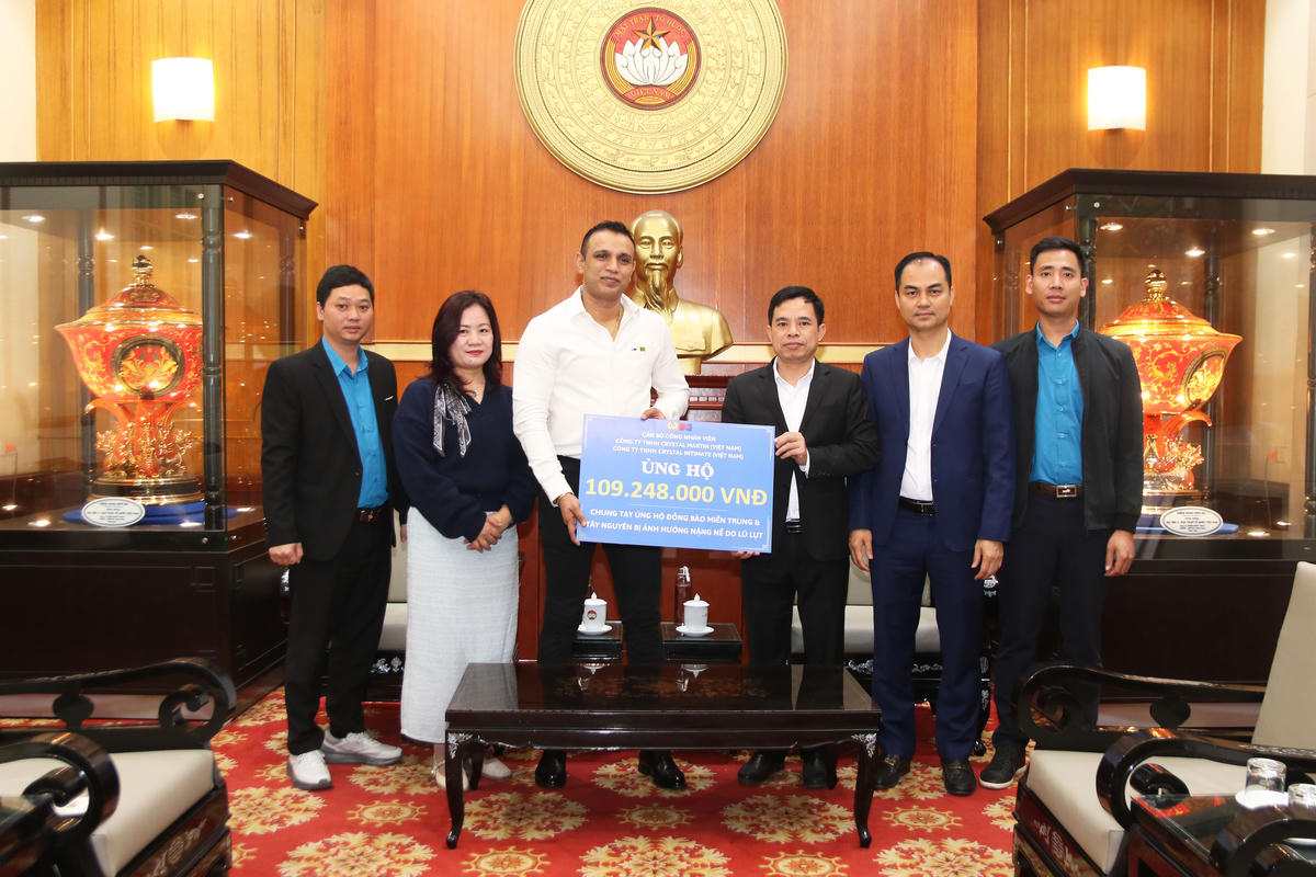 Cán bộ, công nhân viên Công ty TNHH Crystal Martin Việt Nam và Công ty TNHH Crystal Intimate Việt Nam&nbsp;trao ủng hộ tới UBTƯ MTTQ Việt Nam.