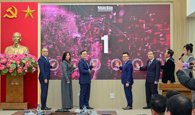 Các đại biểu bám nút khai trương trang Nhân Dân điện tử tiếng Hàn Quốc.