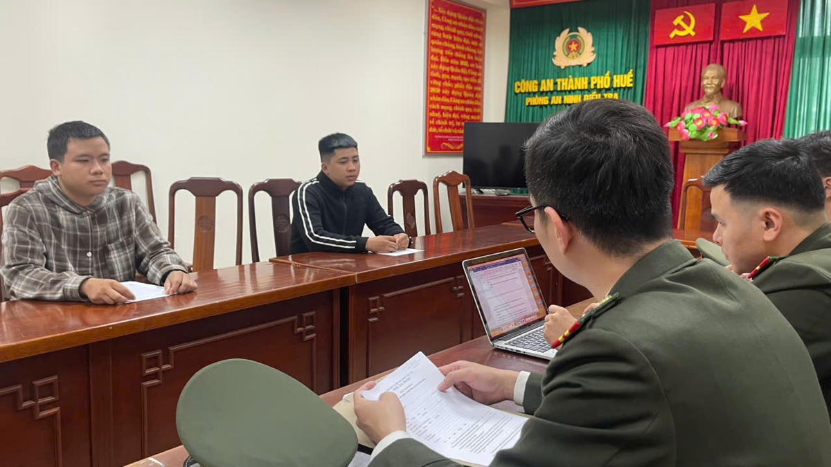 Các đối tượng làm việc với cơ quan Công an. Ảnh: H.N.