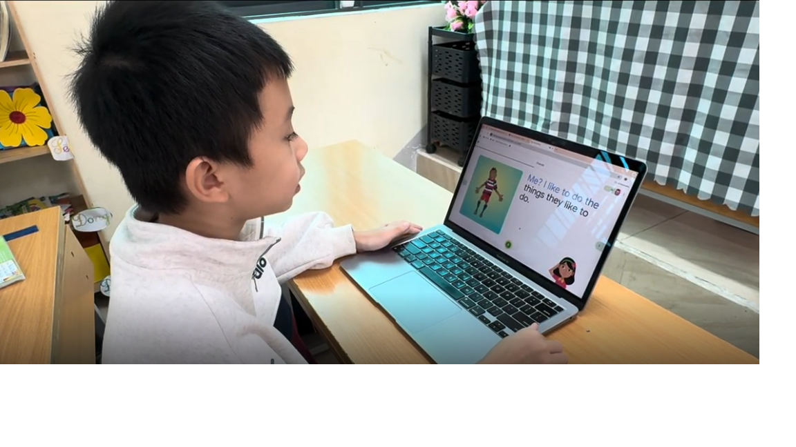 Học sinh luyện tập với ứng dụng ReadAlong tại nhà.