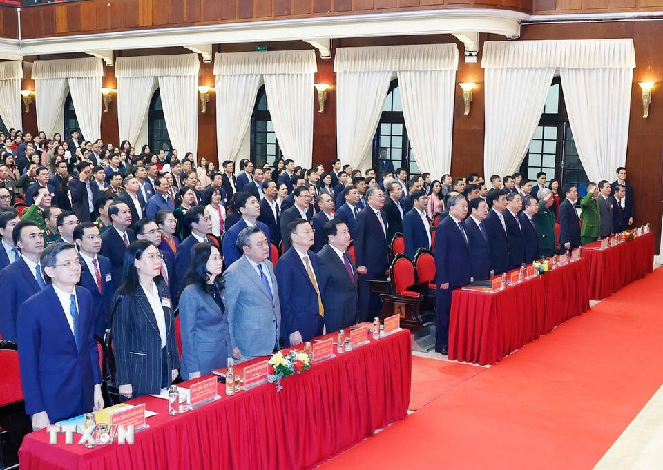 Tổng Bí thư Tô Lâm và các đại biểu thực hiện nghi lễ chào cờ. (Ảnh: Thống Nhất/TTXVN)