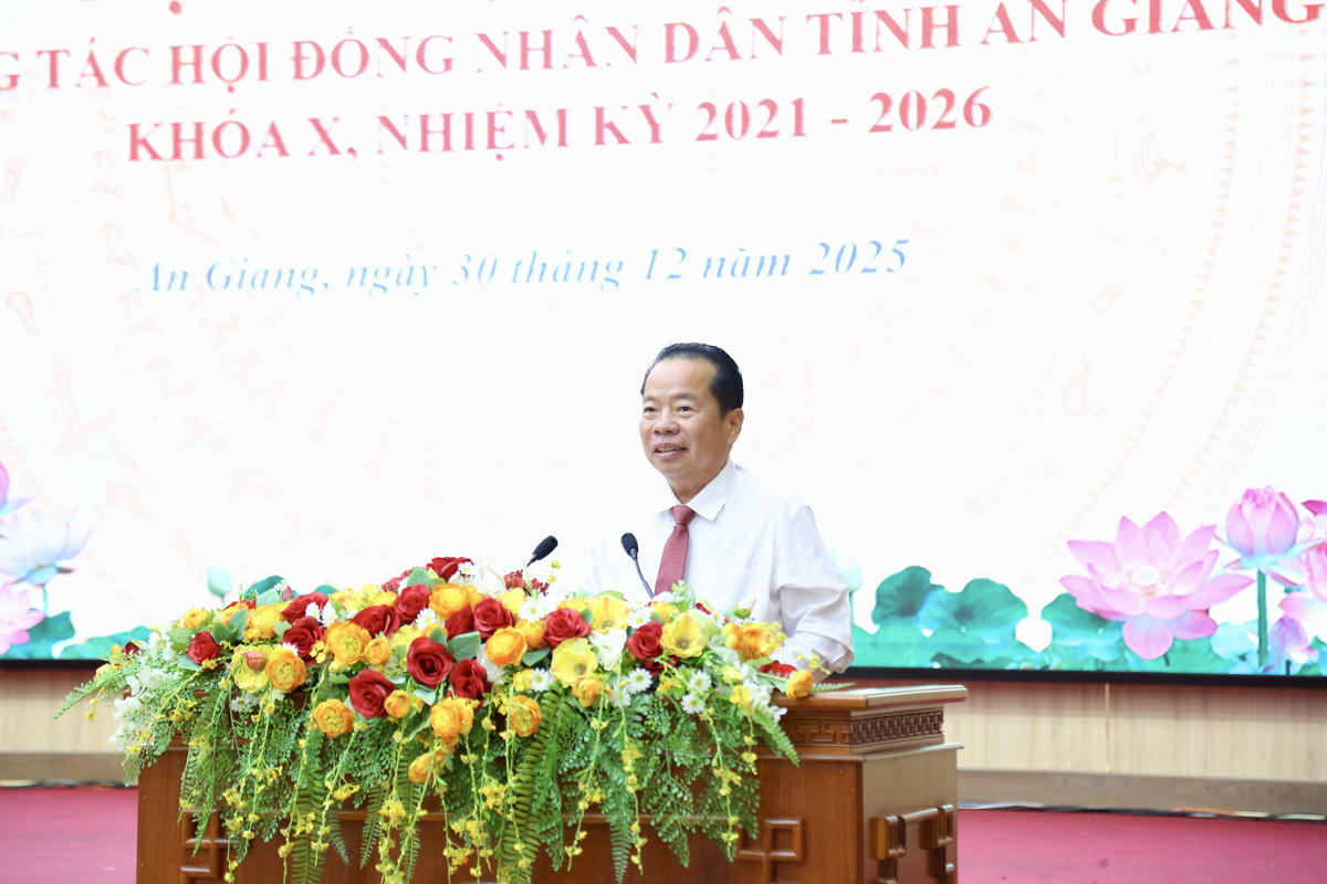 Ông Mai Văn Huỳnh - Nguyên Phó Bí thư thường trực Tỉnh uỷ, Chủ tịch HĐND tỉnh Kiên Giang phát biểu đóng góp ý kiến. (ảnh: Thanh Tiến)