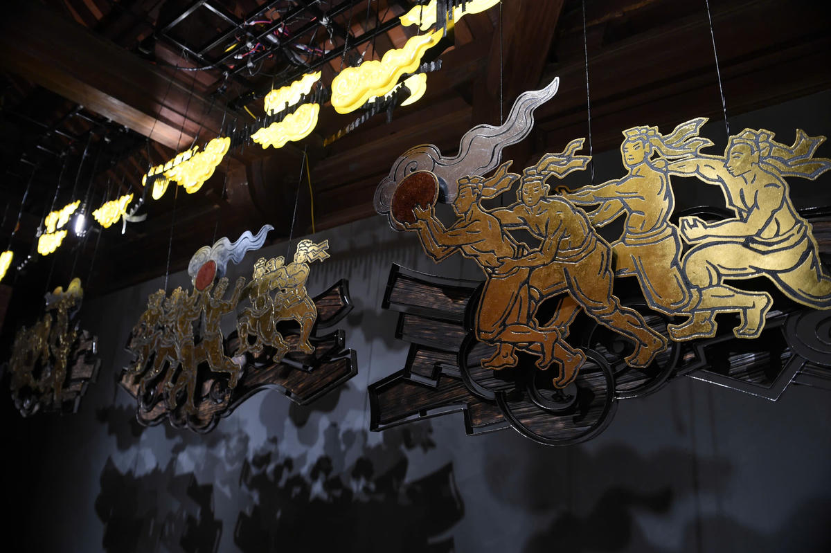 Nhiều tác phẩm lấy cảm hứng từ các hình tượng tiêu biểu của văn hóa Việt Nam như Chu Văn An, sĩ tử, sao Khuê, rồng – phượng, lễ hội truyền thống, qua đó khắc họa hành trình học tập, tu dưỡng và phụng sự của con người Việt Nam qua các thời đại. Ảnh: Phạm Sỹ.