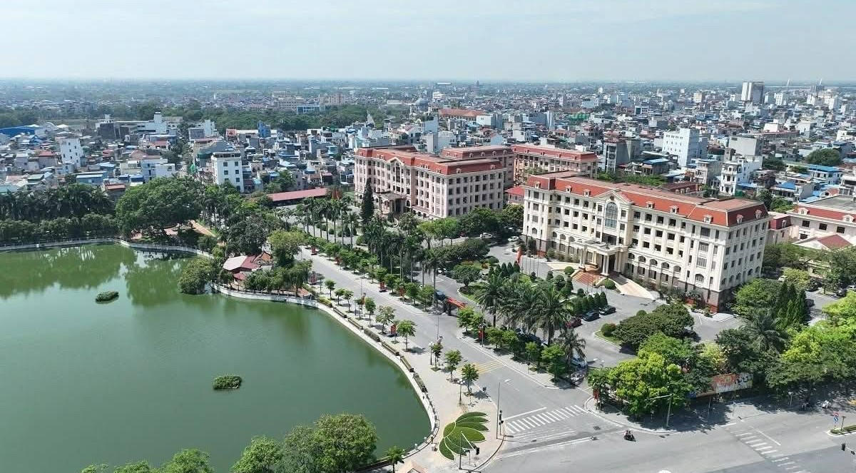 Trụ sở Tỉnh ủy, HĐND, UBND tỉnh Nam Định cũ; trong đó, tòa nhà bên phải là trụ sở UBND. Ảnh: Trần Hồng.