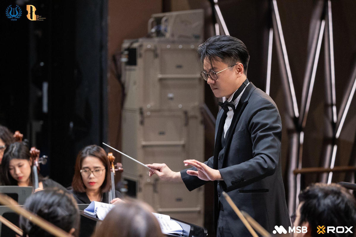 &nbsp;Nhạc trưởng Trần Nhật Minh mang đến một tinh thần mới mẻ, trẻ trung và cởi mở cho hòa nhạc năm mới