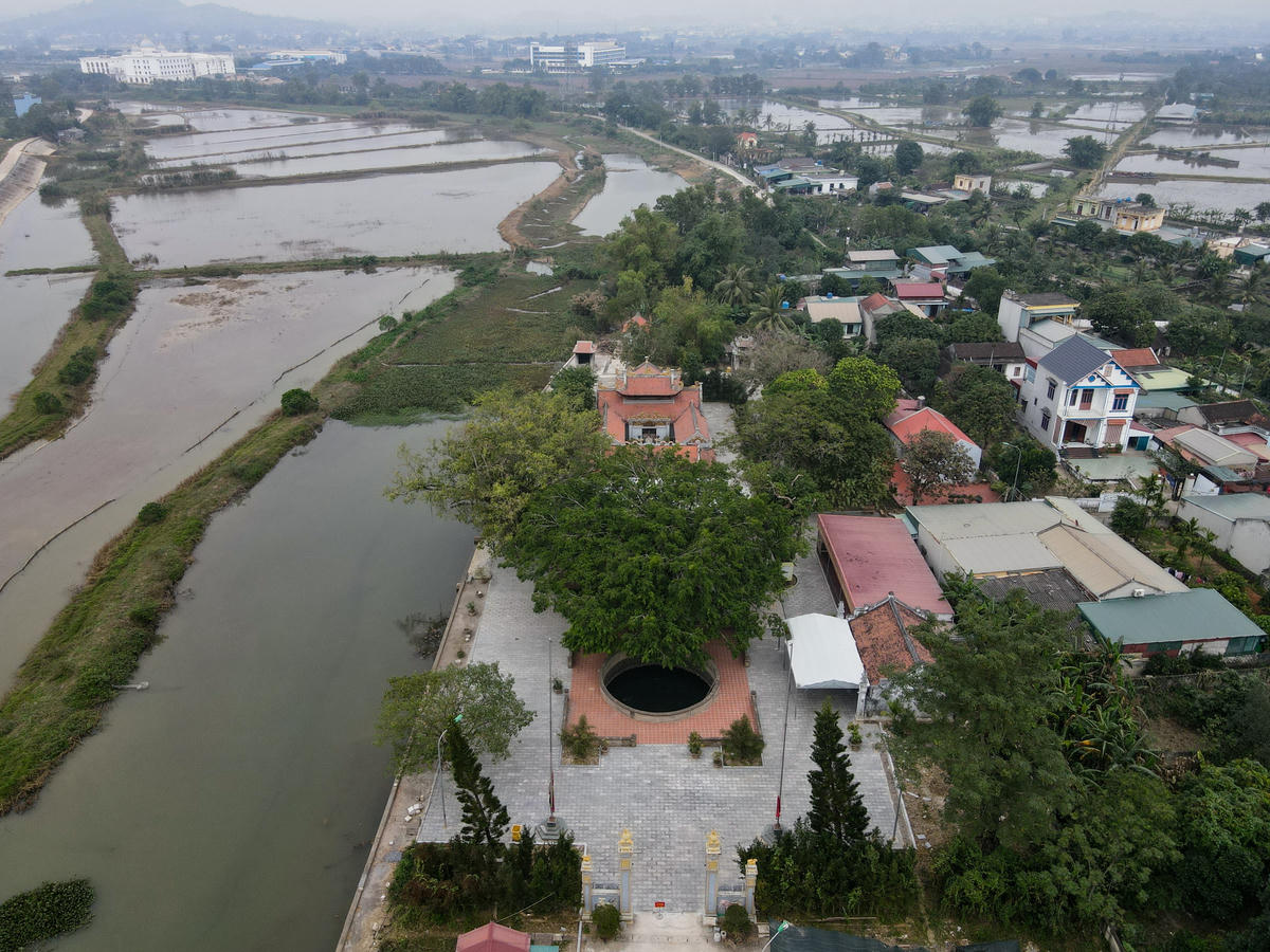 Đền Trần nằm bên sông Tống Giang.